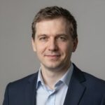 Портрет уверенного бизнесмена компании ЗС Сервис на нейтральном фоне для раздела запчастей JCB