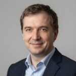 Портрет уверенного бизнесмена компании ЗС Сервис, специализирующейся на продаже запчастей для экскаваторов JCB